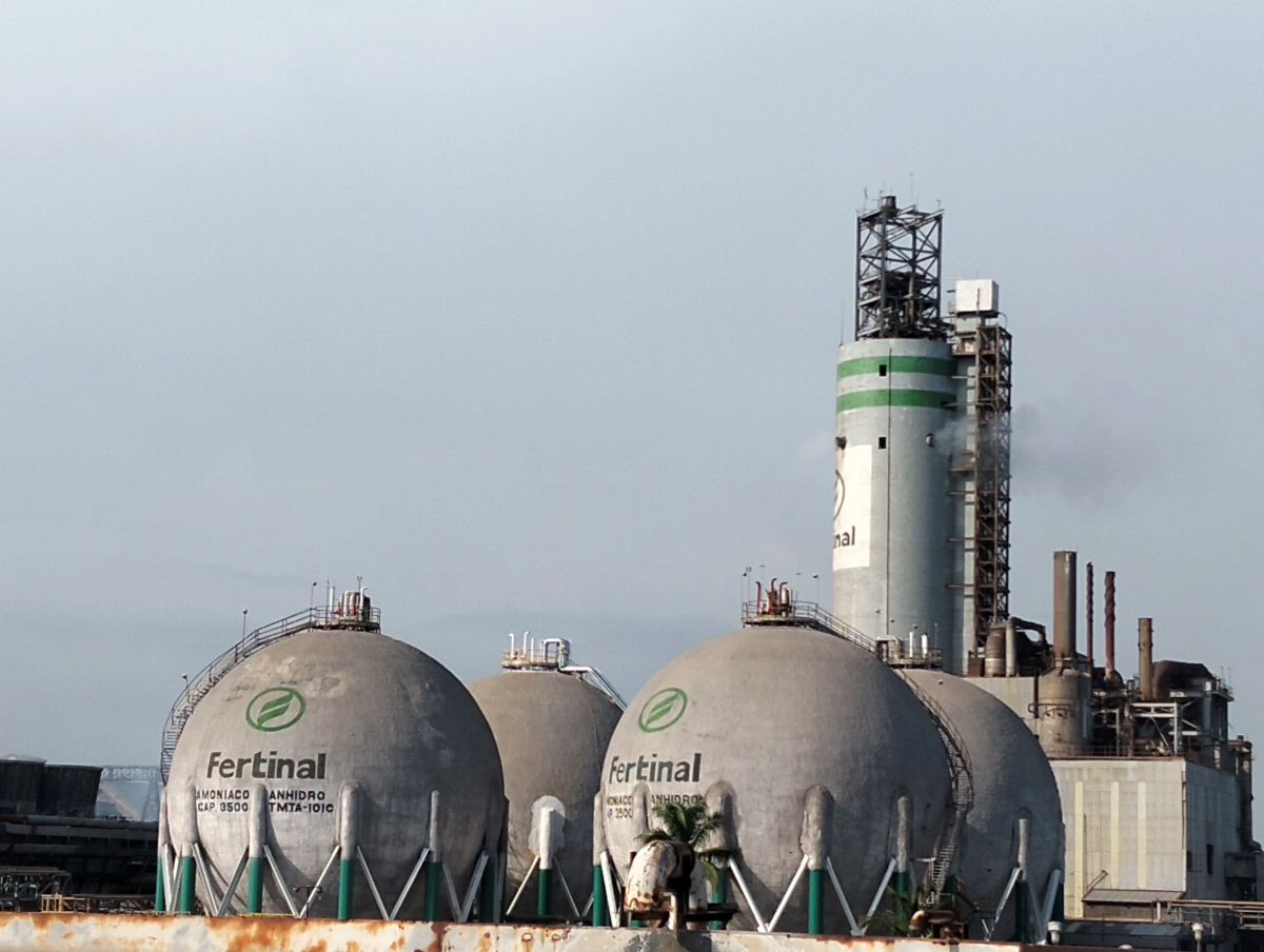 Planta de fertilizantes al amanecer